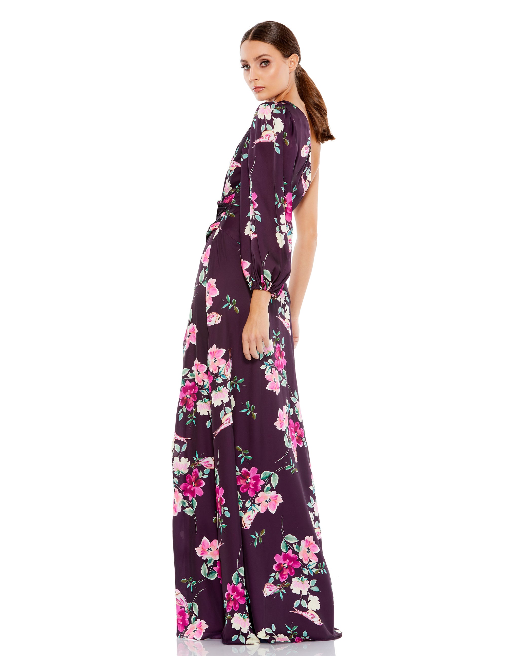 Vestido de una manga con estampado floral de color ciruela
