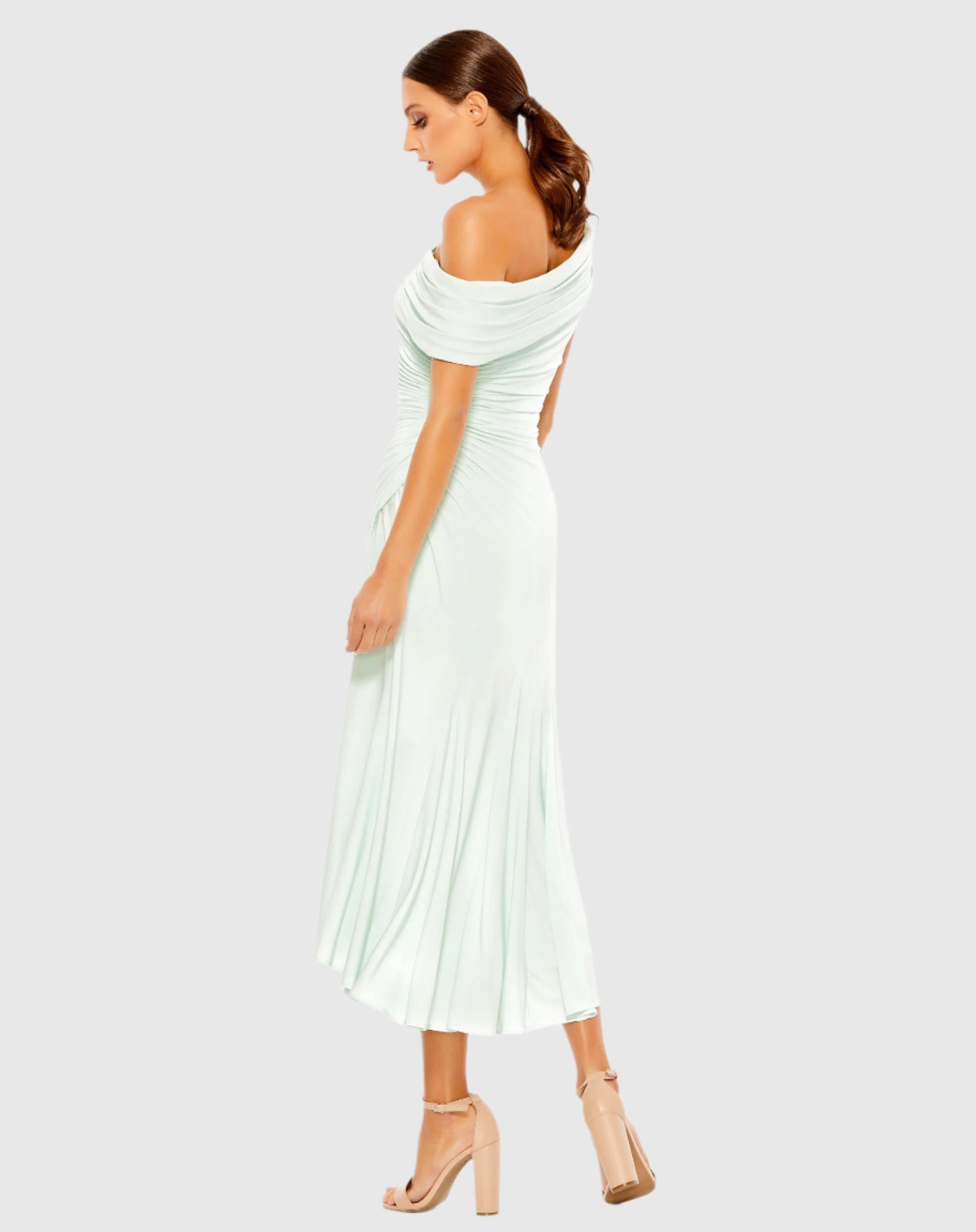 Robe midi froncée à épaules dénudées