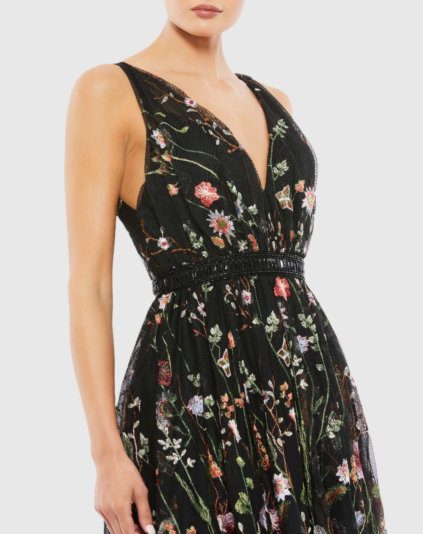 Robe mi-longue brodée de fleurs