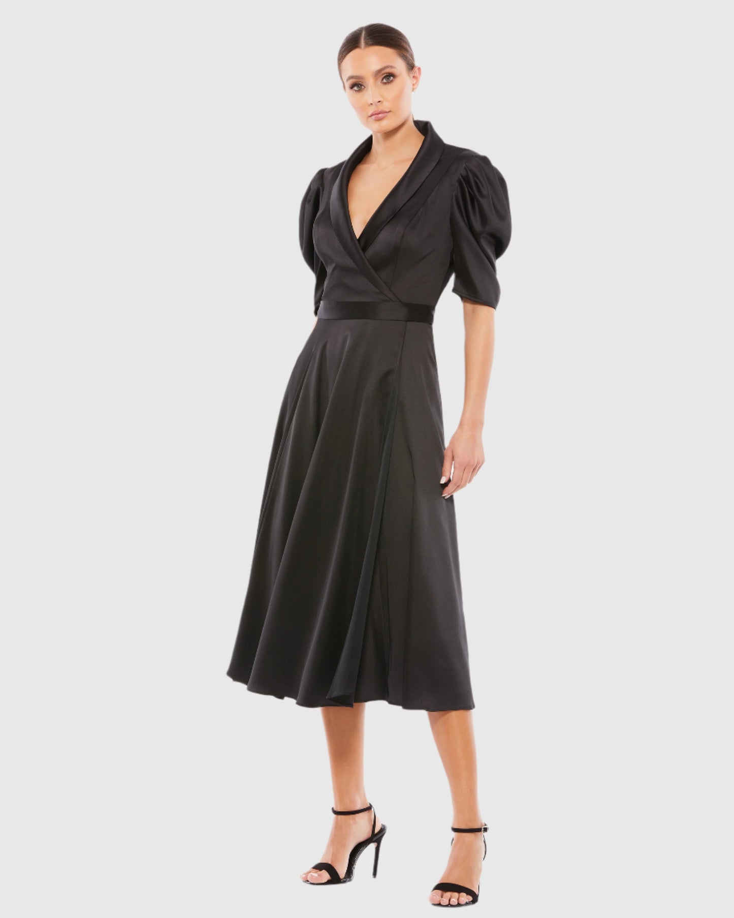 Robe longueur thé en satin à revers et manches bouffantes