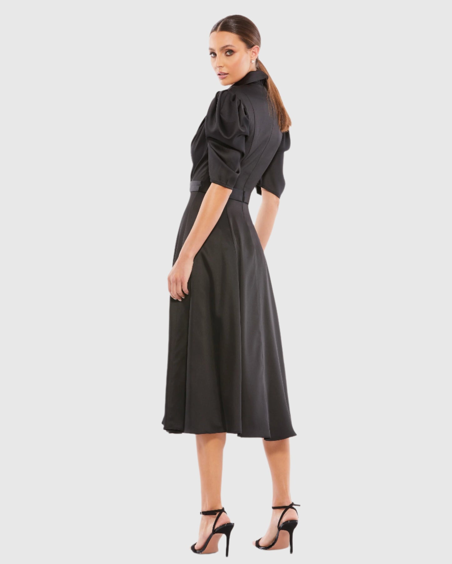 Robe longueur thé en satin à revers et manches bouffantes