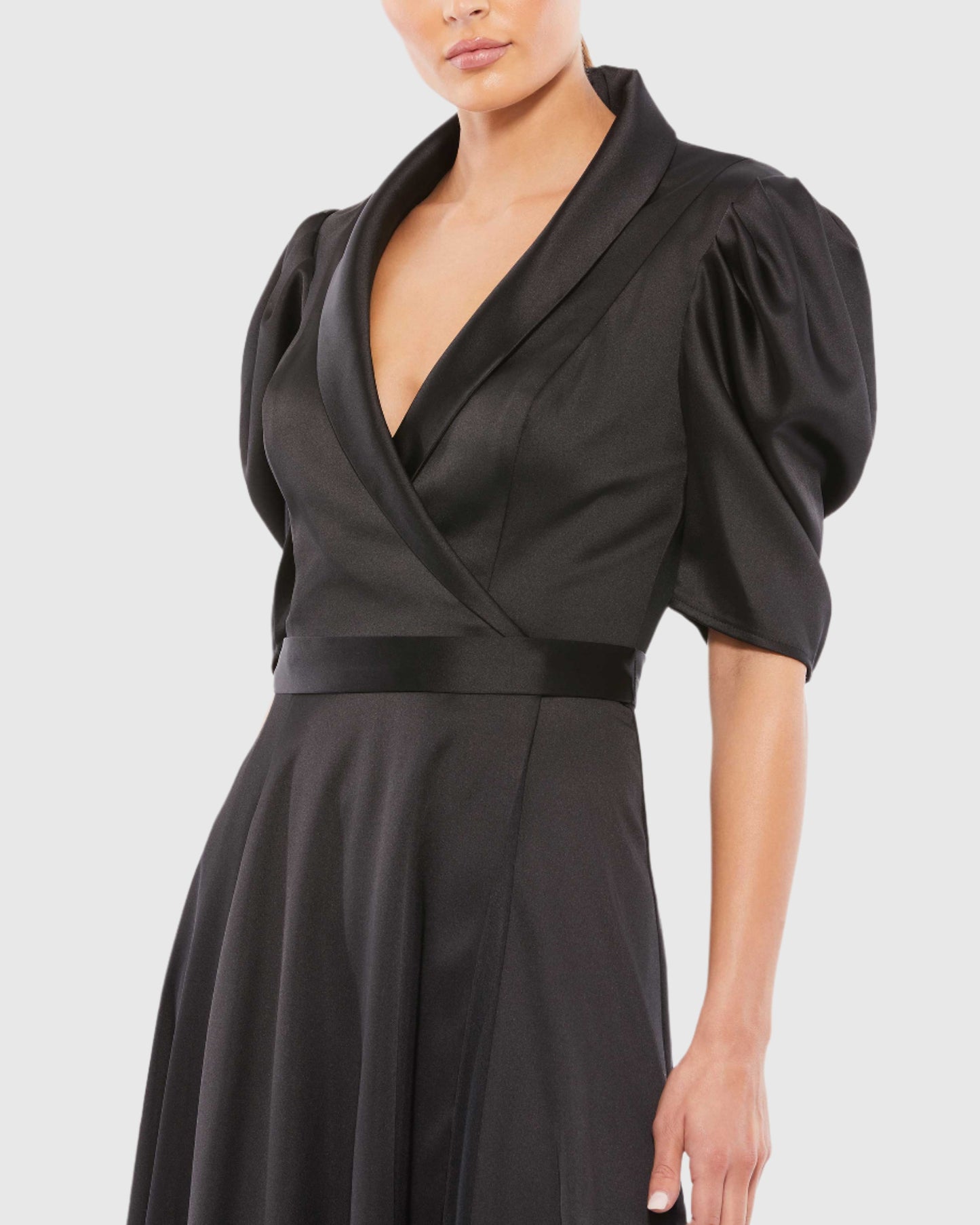 Robe longueur thé en satin à revers et manches bouffantes