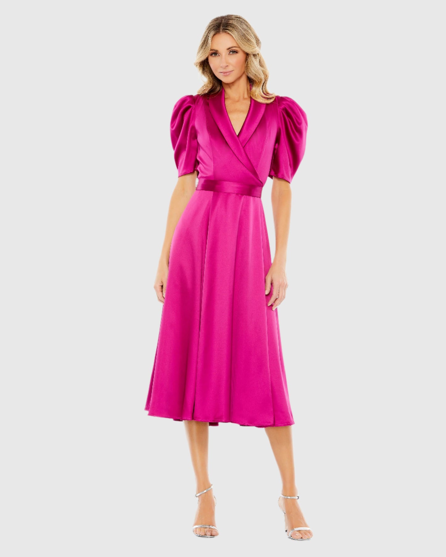 Wadenlanges Kleid aus Satin mit Revers und Puffärmeln