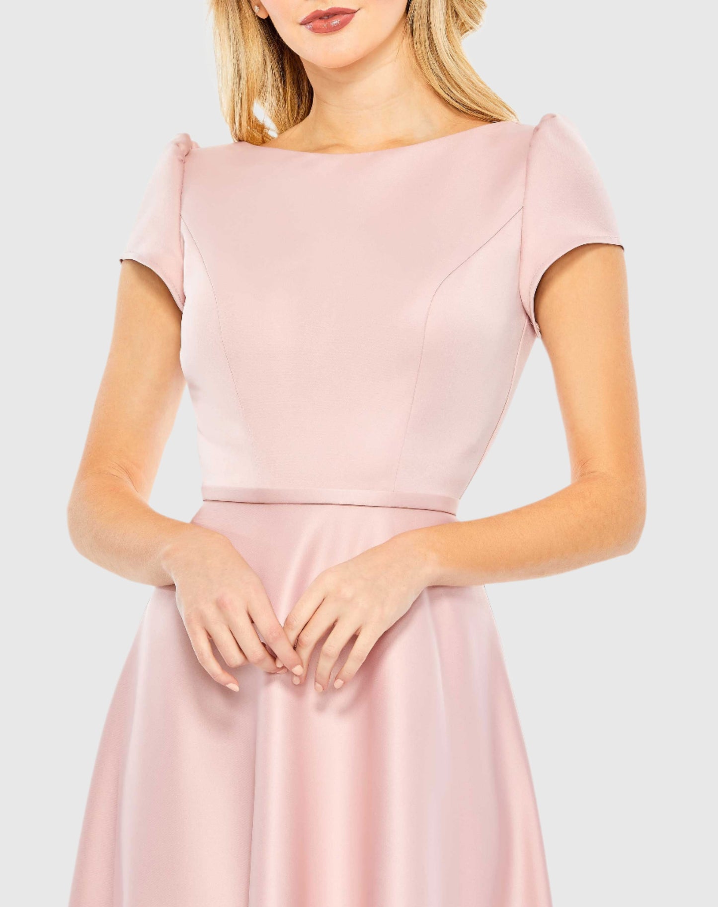 Wadenlanges Kleid aus Satin mit Puffärmeln