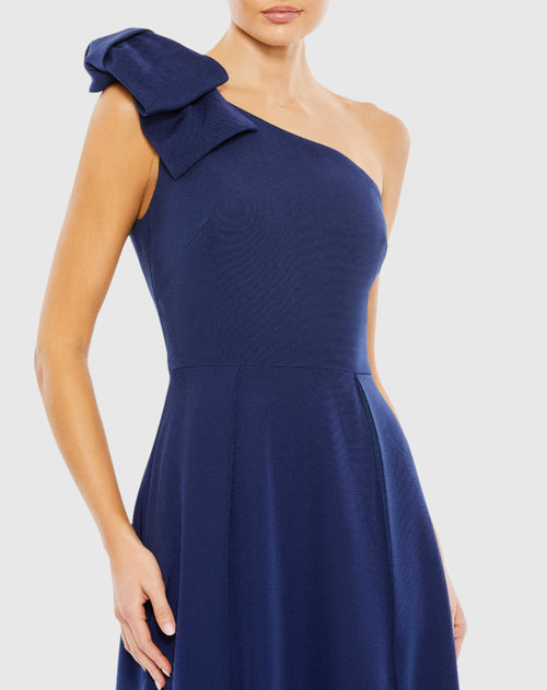 Kleid in A-Linie mit One-Shoulder-Träger und Schleife