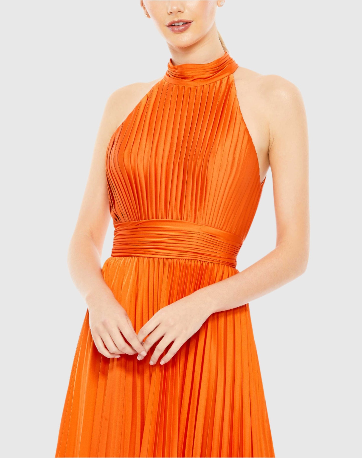 Plissiertes Neckholder-Kleid aus Satin mit hohem Kragen und Ärmeln