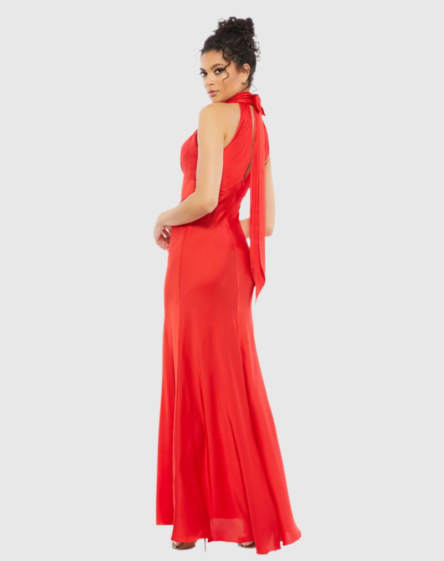 Vestido con cintura imperio y halter con abertura en forma de cerradura 