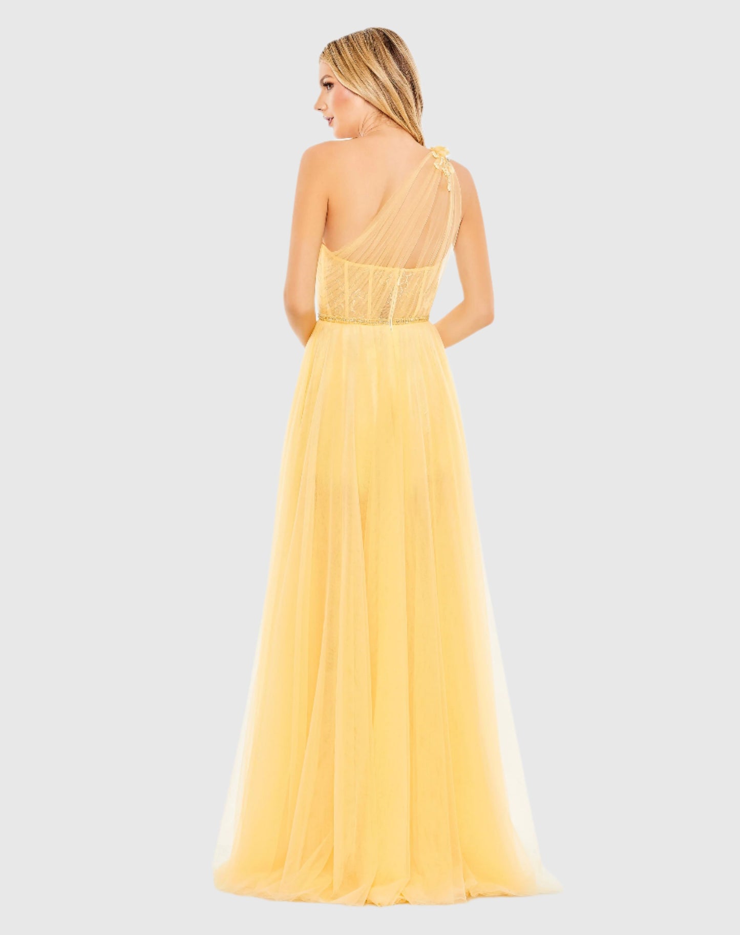 Robe asymétrique en tulle ornée d'une épaule haute et basse