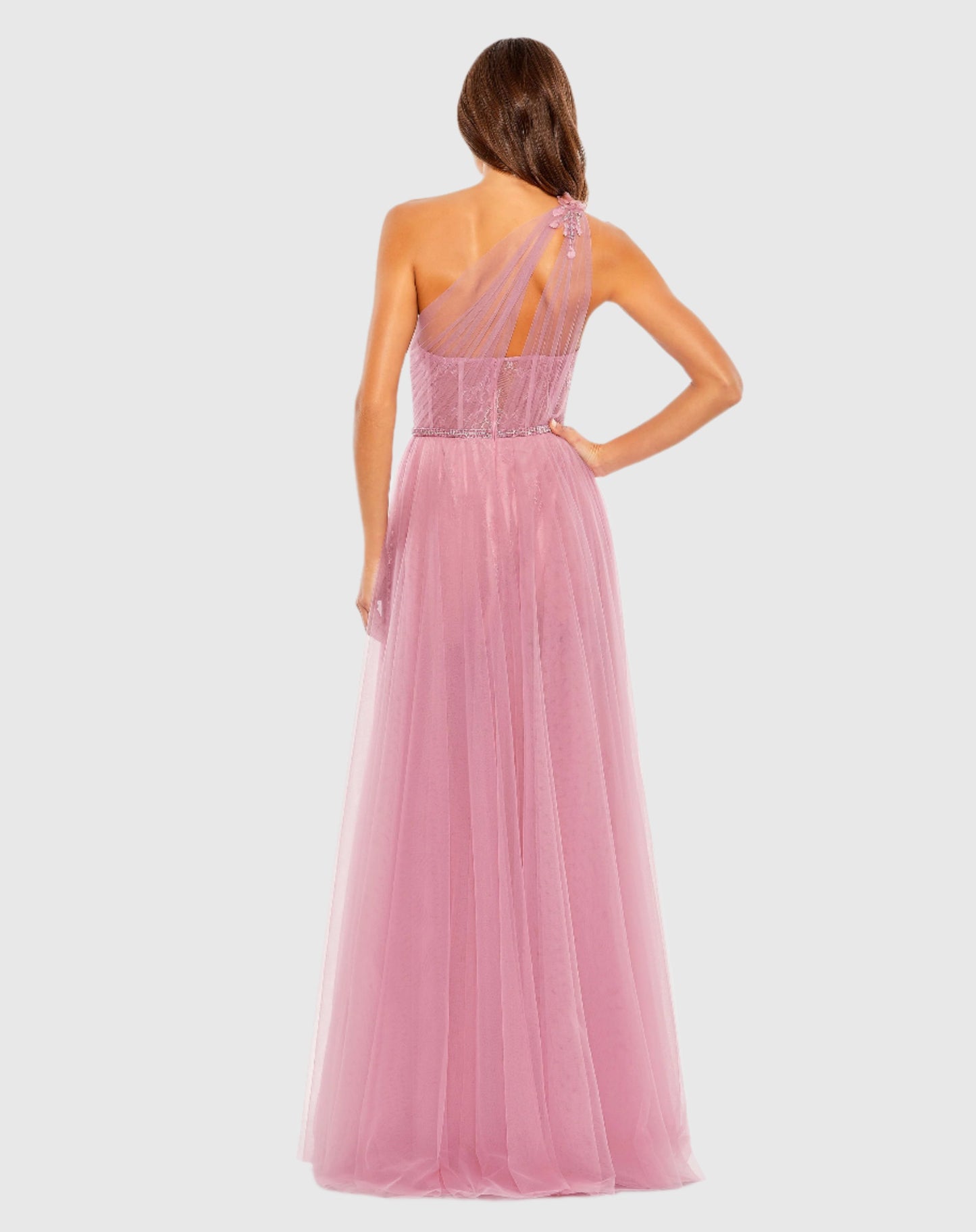 Robe asymétrique en tulle ornée d'une épaule haute et basse