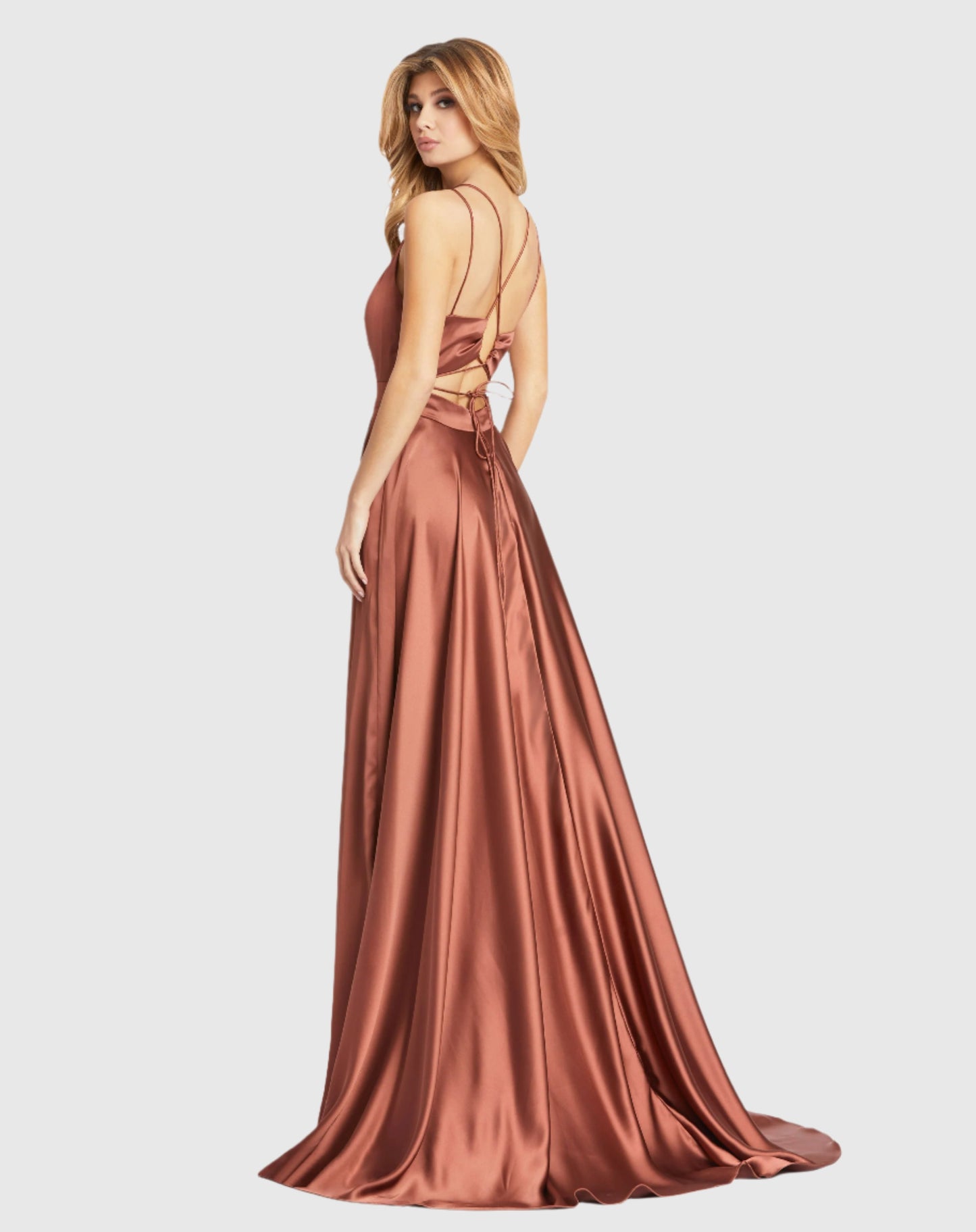 Robe en satin à fente haute et bretelles au dos