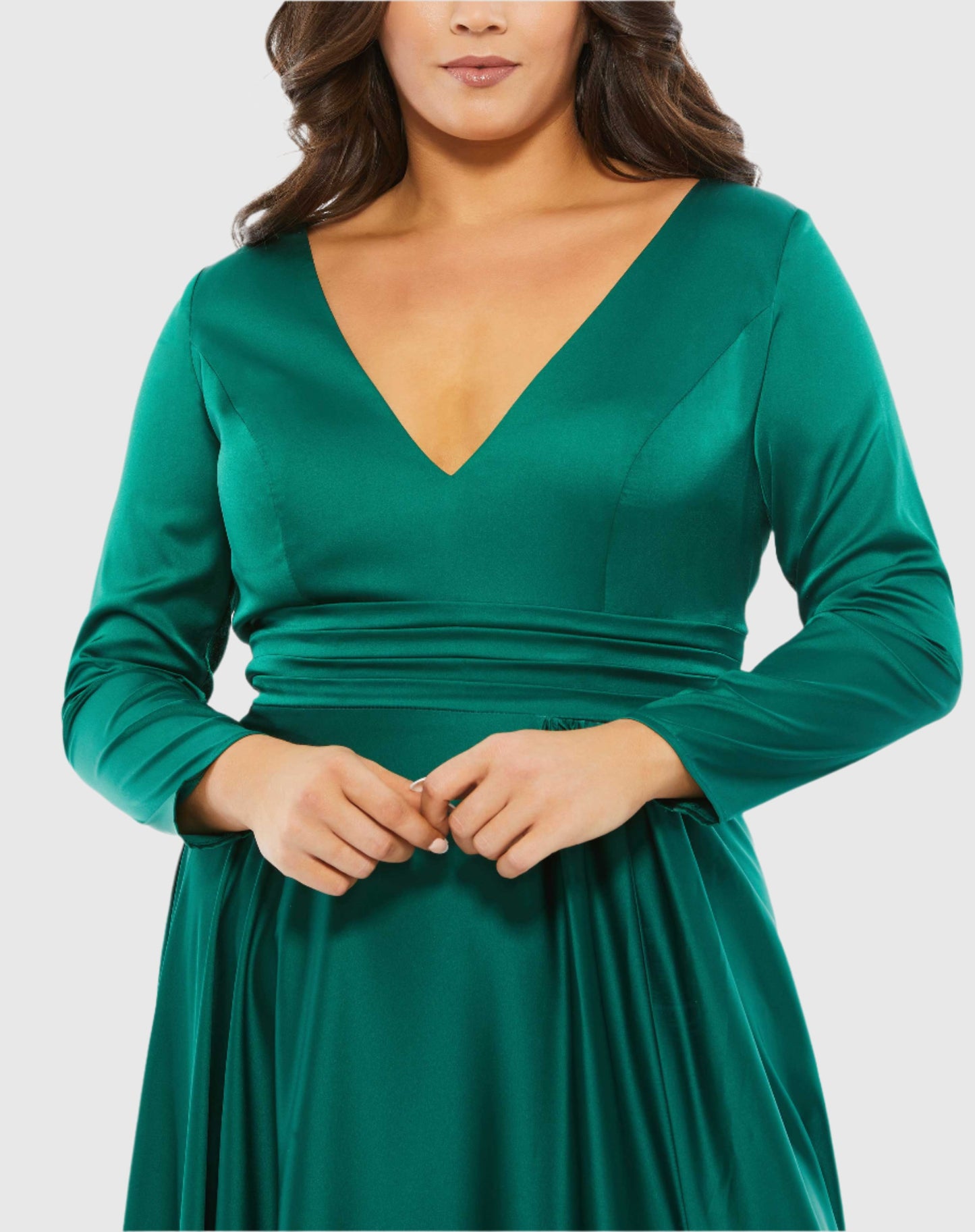 Klassisches Abendkleid aus Satin mit langen Ärmeln (Plus)