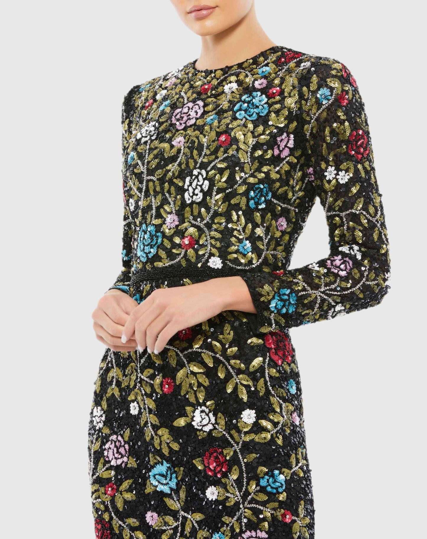 Vestido de manga comprida com enfeites florais 