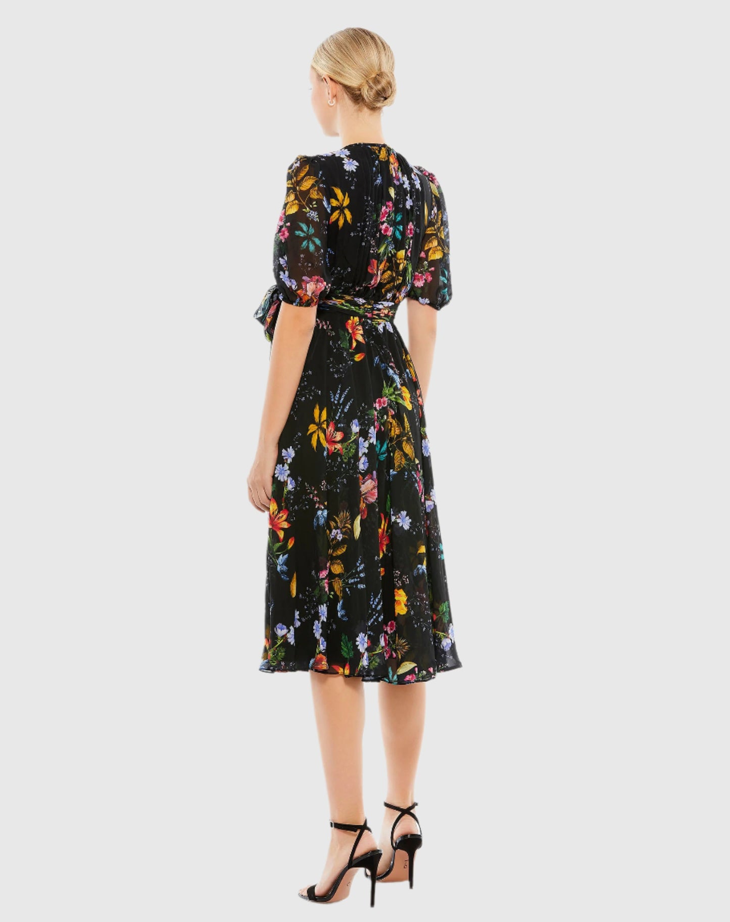 Vestido midi con cinturón y cuello alto con estampado floral