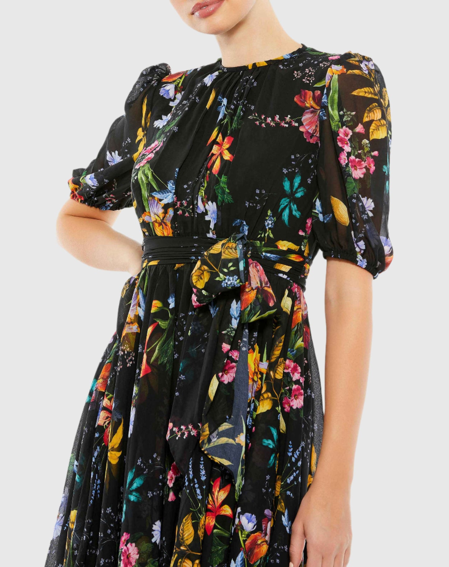 Vestido midi con cinturón y cuello alto con estampado floral