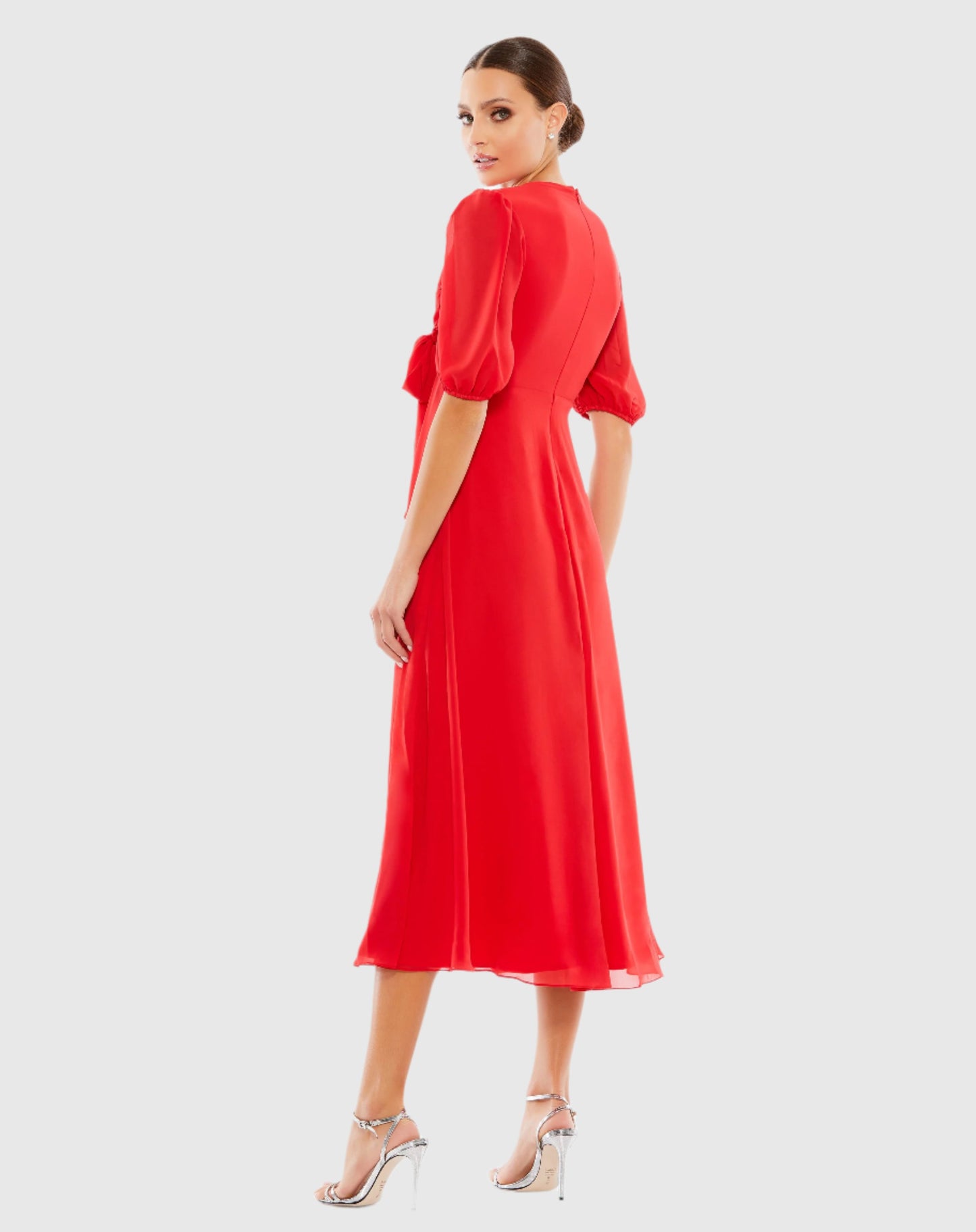 Robe midi fluide à col en V et détail nœud