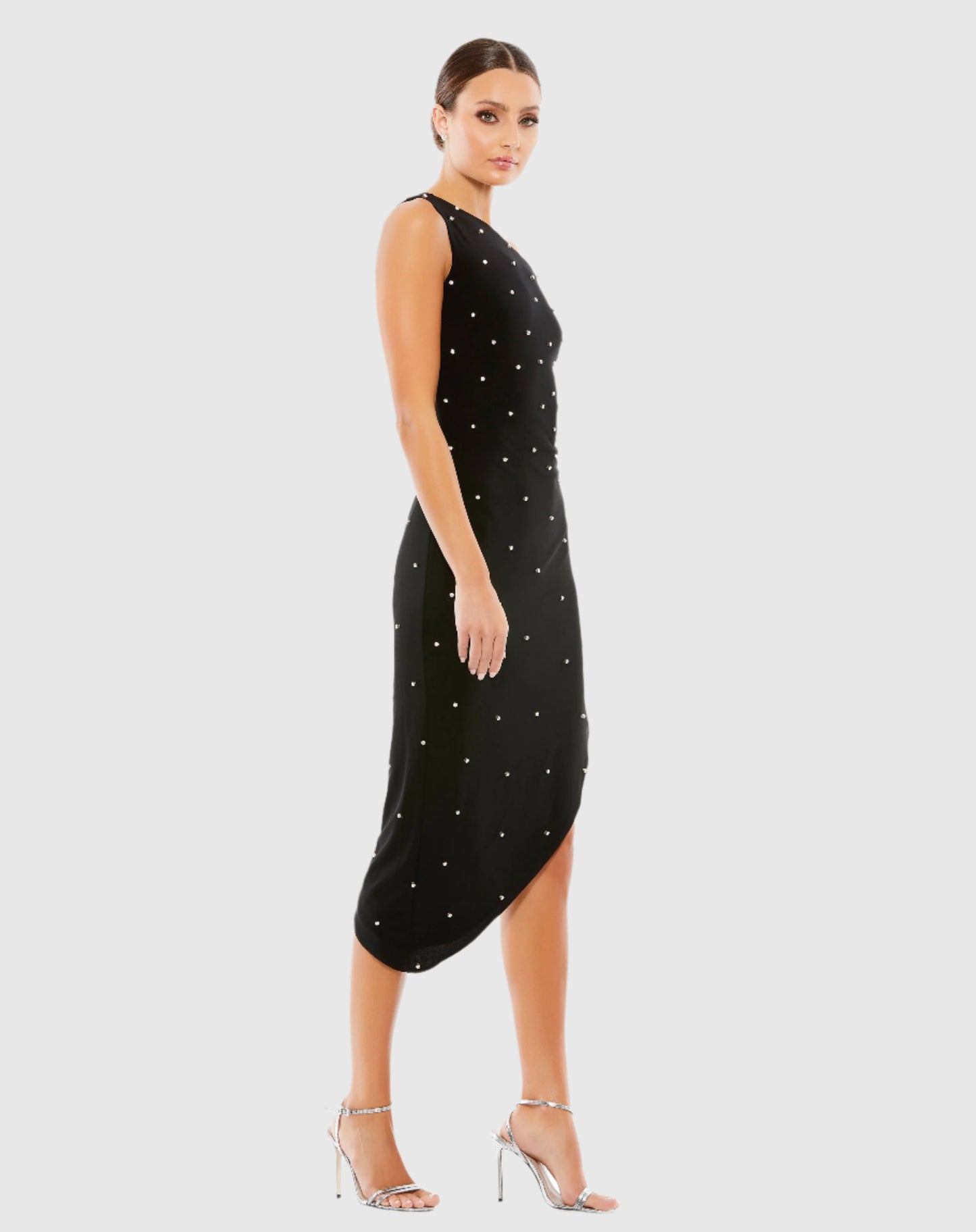 Vestido midi com bainha assimétrica e um ombro incrustado de strass