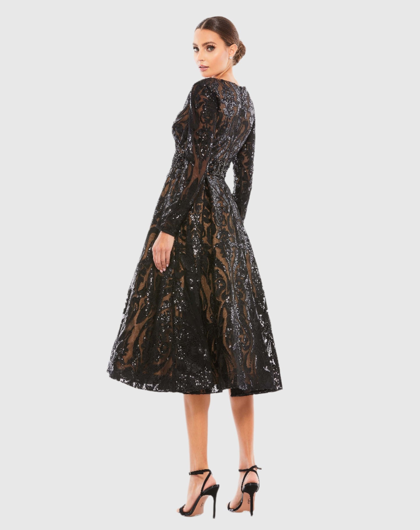 Robe de cocktail trapèze ornée de sequins