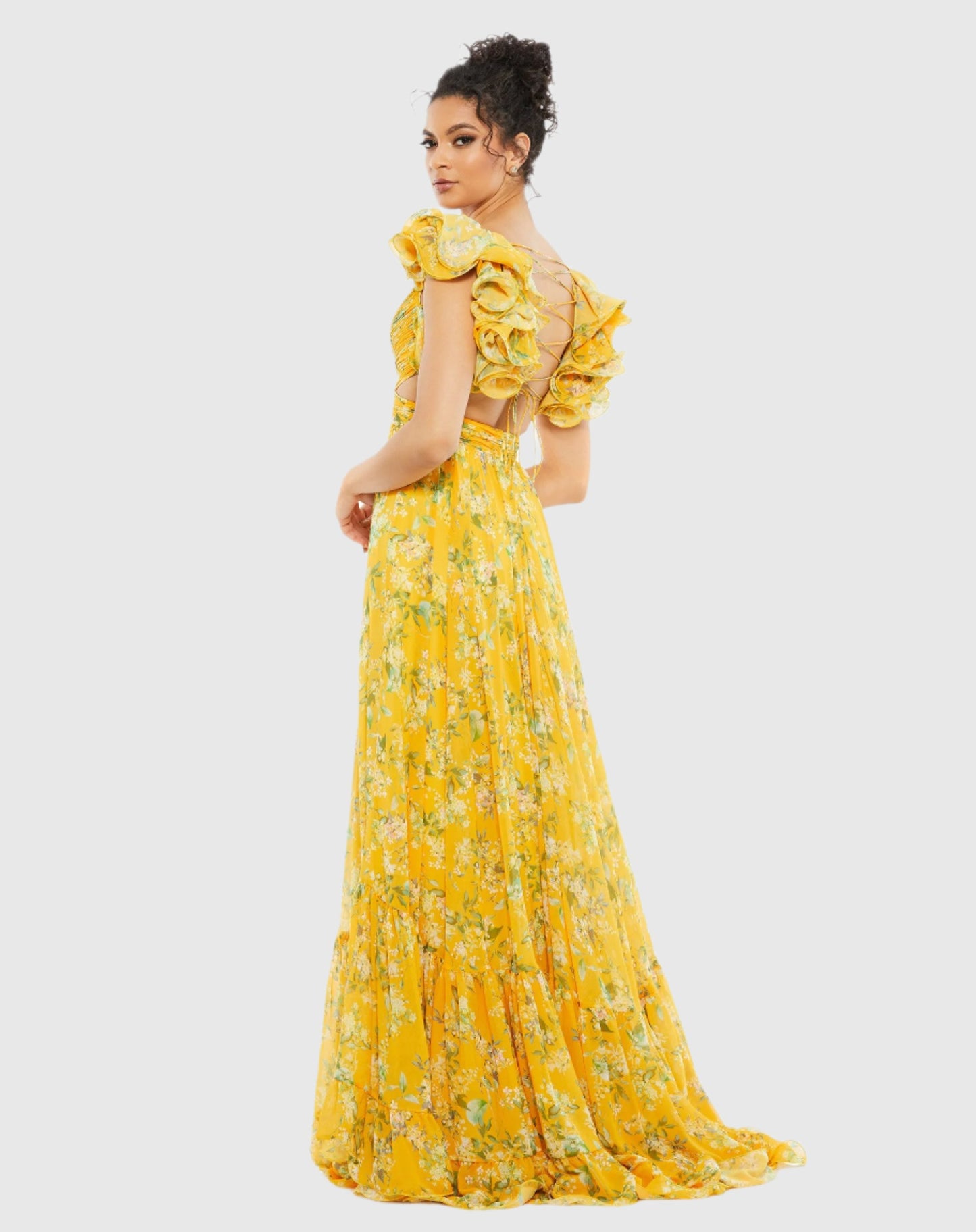 Vestido de gasa con abertura floral y volantes en amarillo