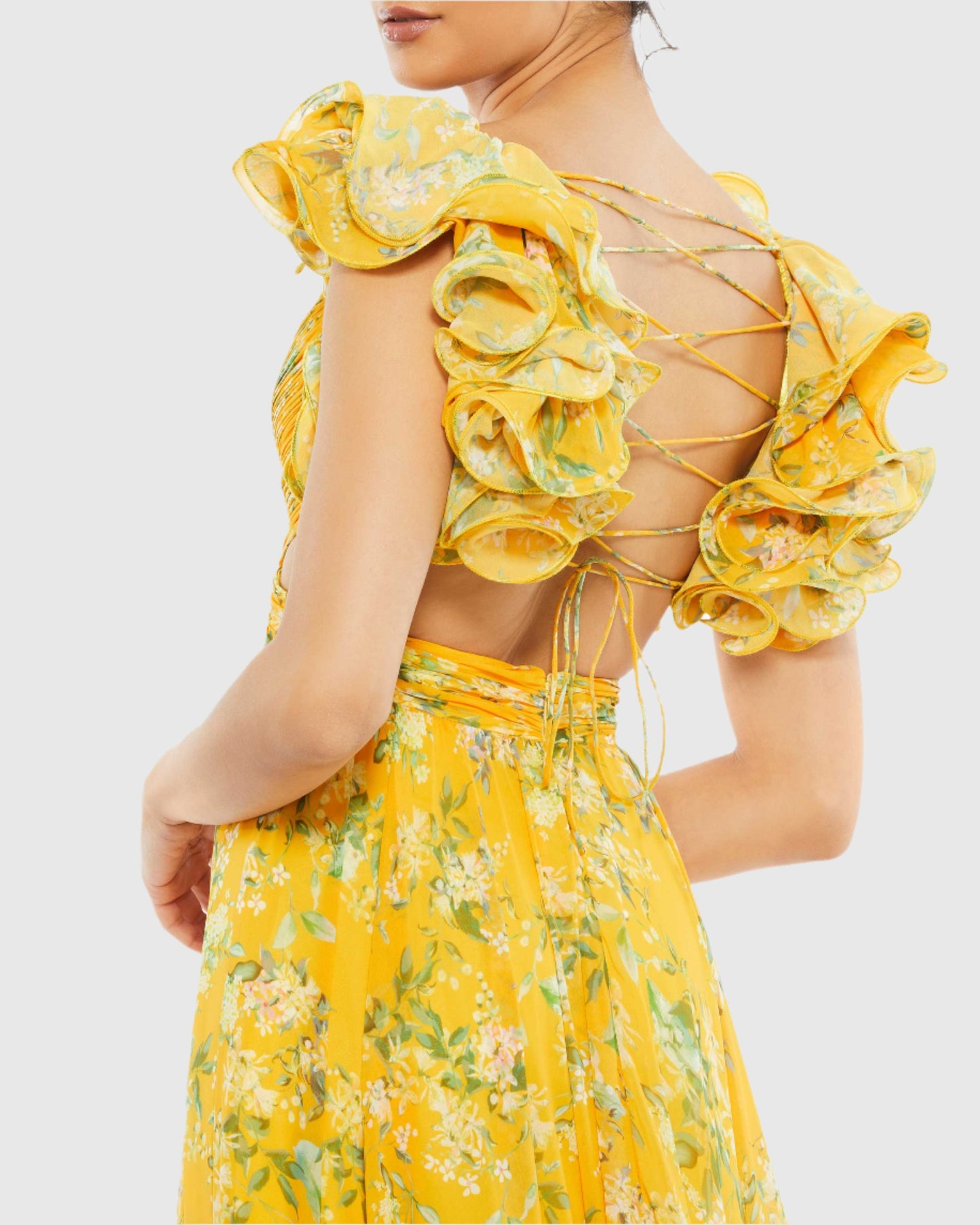 Vestido de gasa con abertura floral y volantes en amarillo