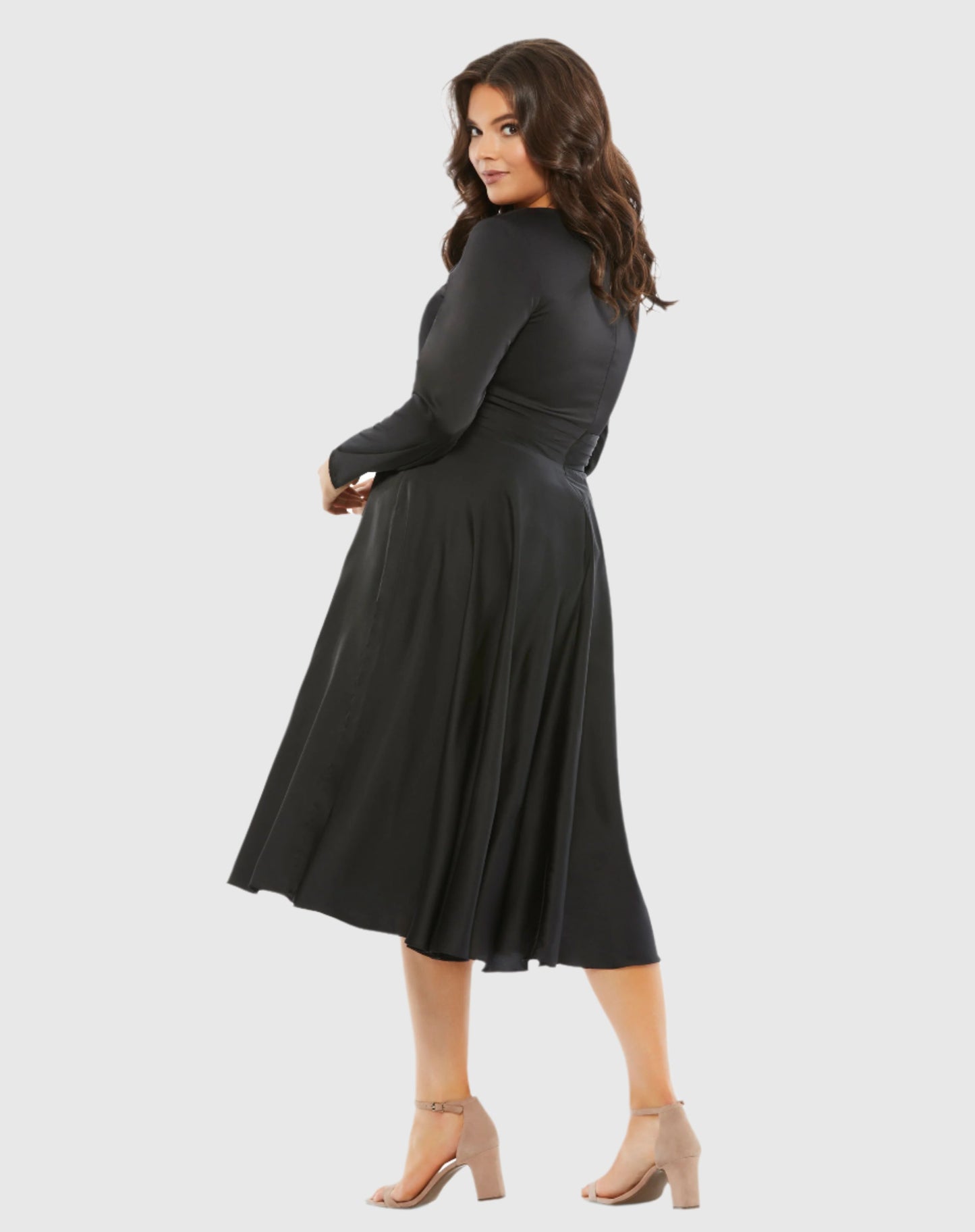 Robe mi-longue fluide en satin à manches longues et cœur (Plus)