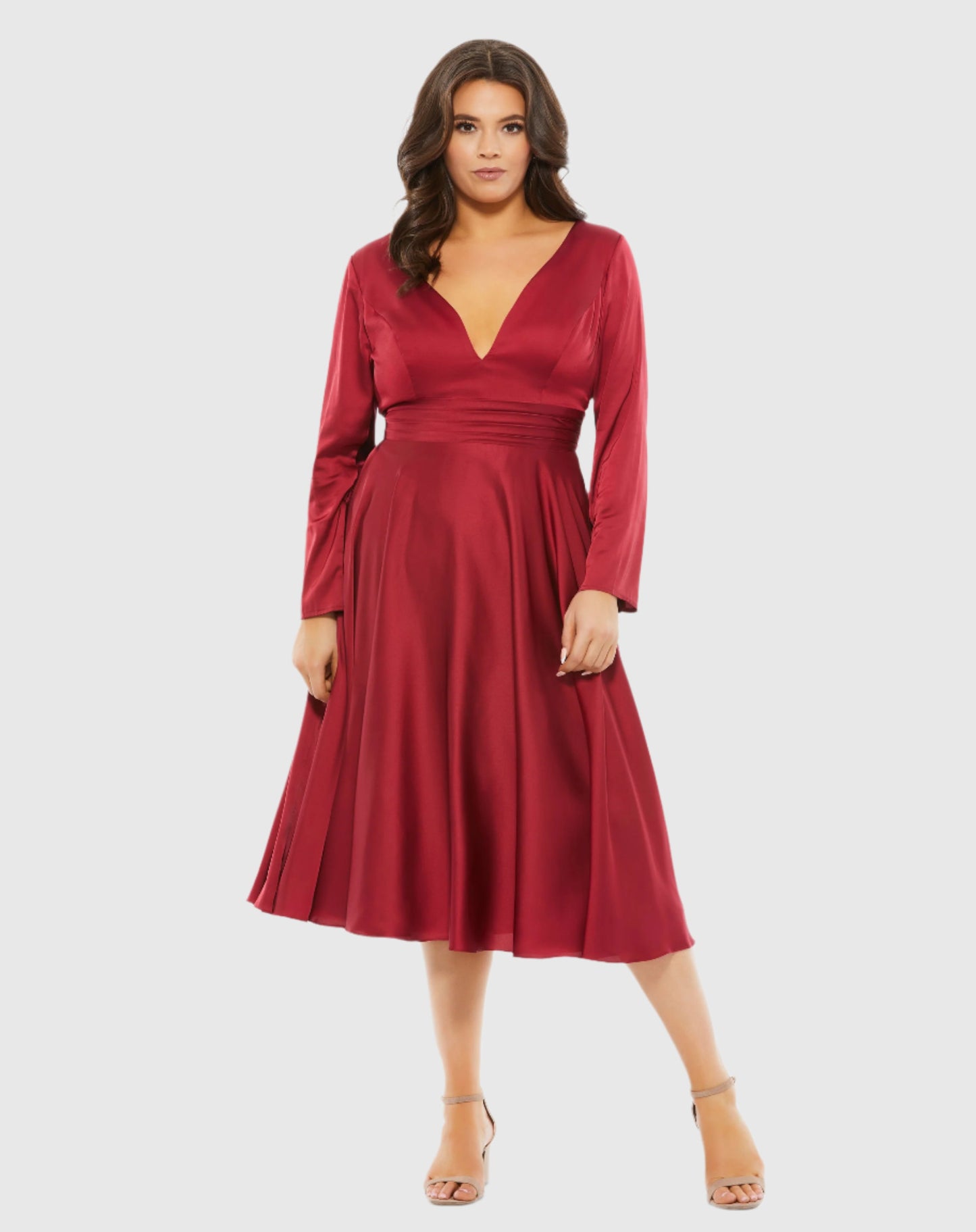 Robe mi-longue fluide en satin à manches longues et cœur (Plus)