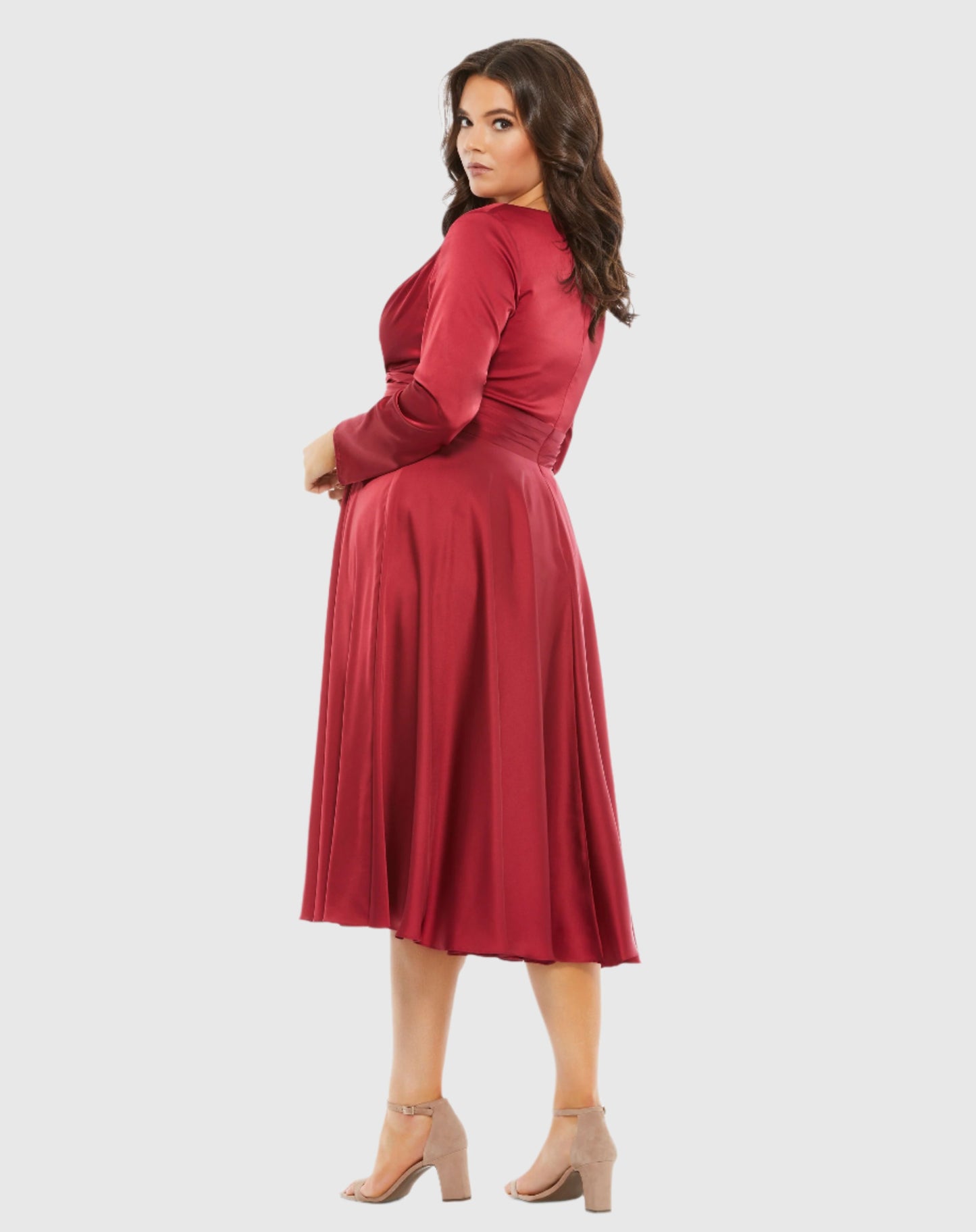 Robe mi-longue fluide en satin à manches longues et cœur (Plus)