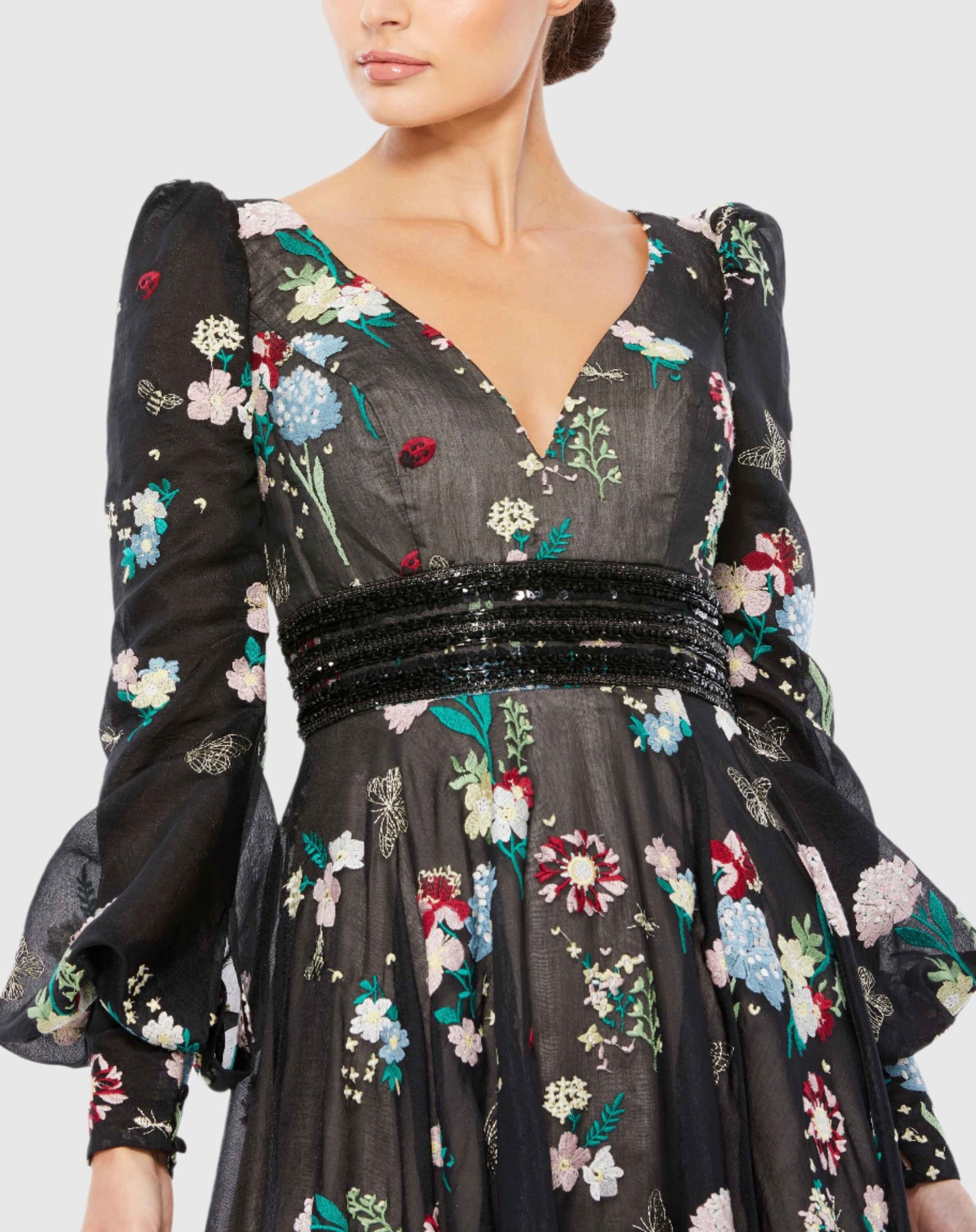 Robe fluide brodée à manches évêque et col en V