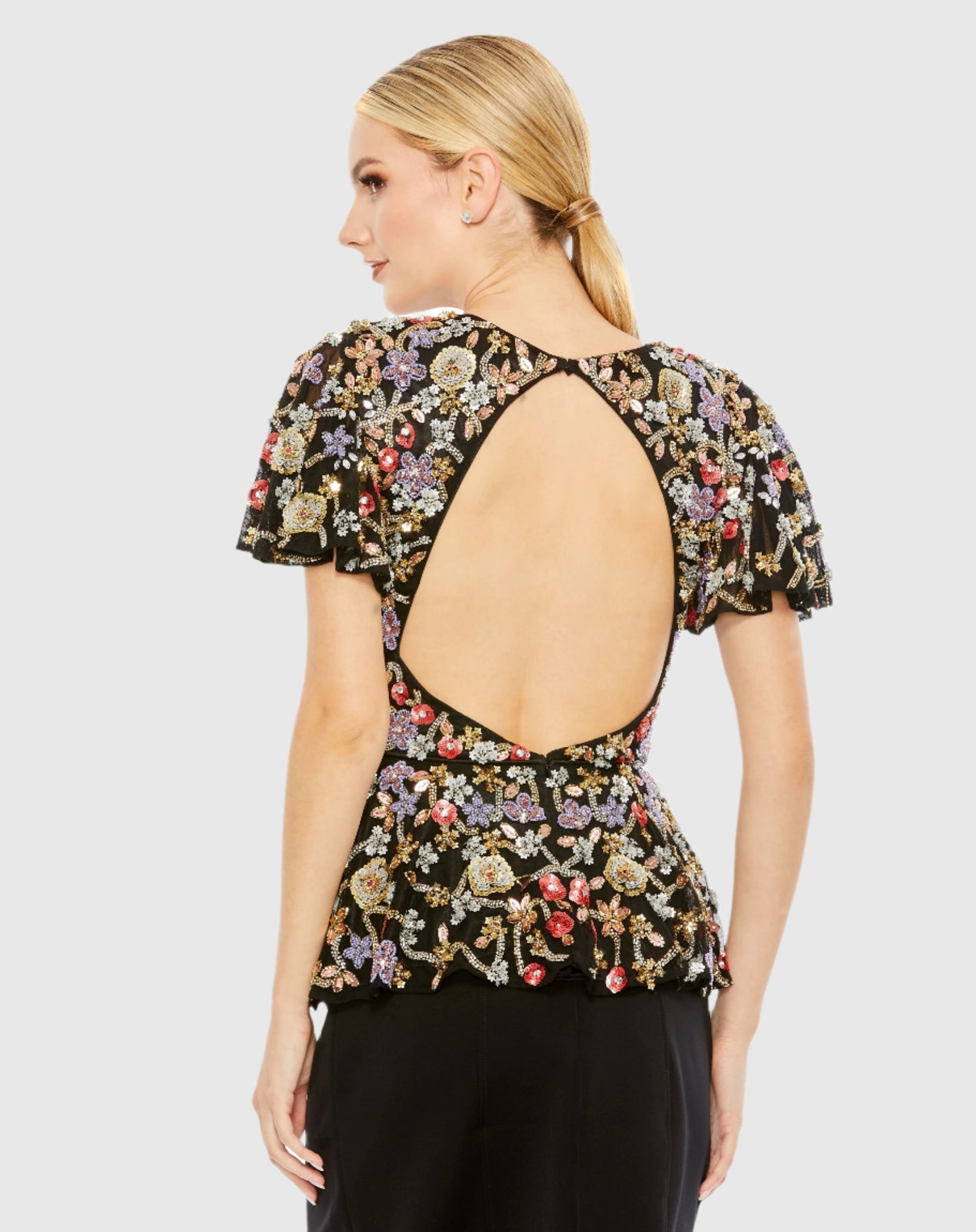 Top peplum com manga borboleta e enfeites florais